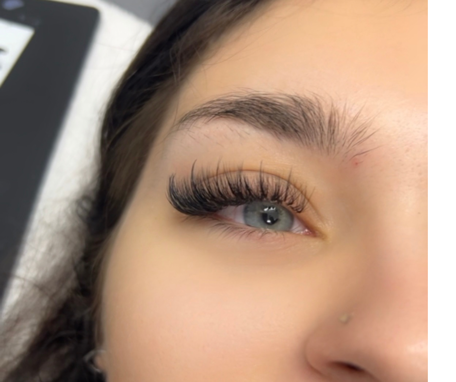 Mahogany client with a soft, wispy textured lash set